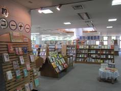図書館特設コーナー付近書架の画像