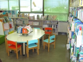 図書室閲覧席の画像