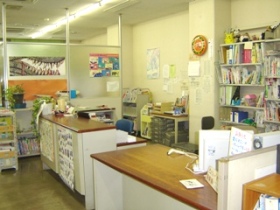 図書室カウンターの画像