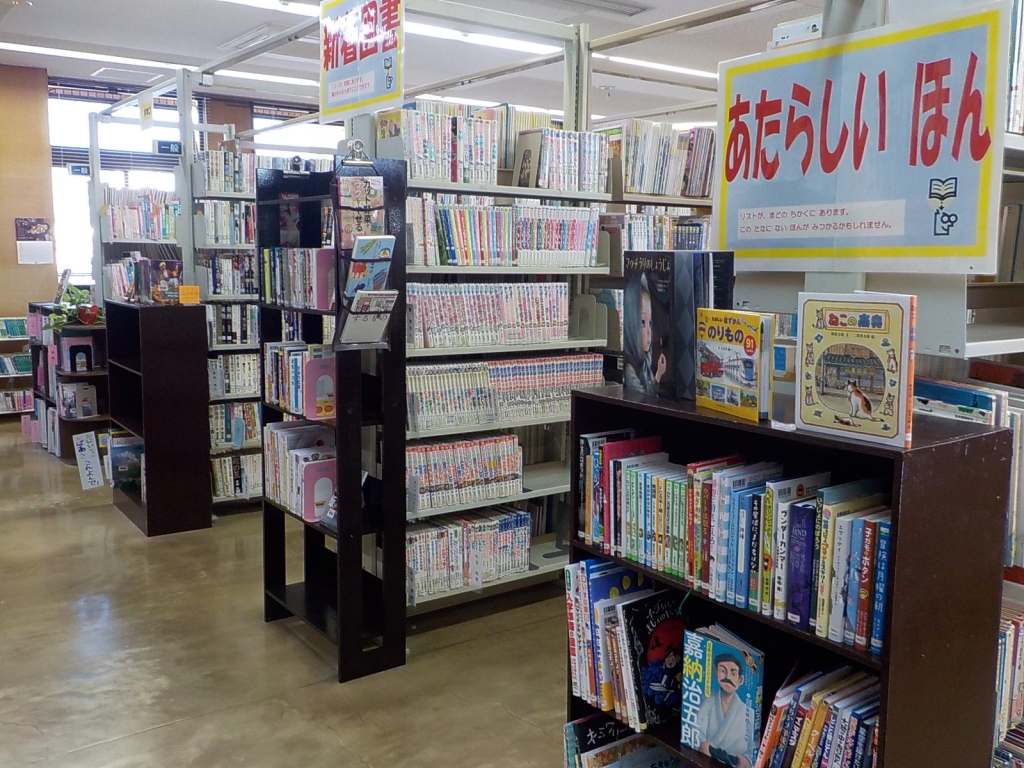 図書室書架の画像