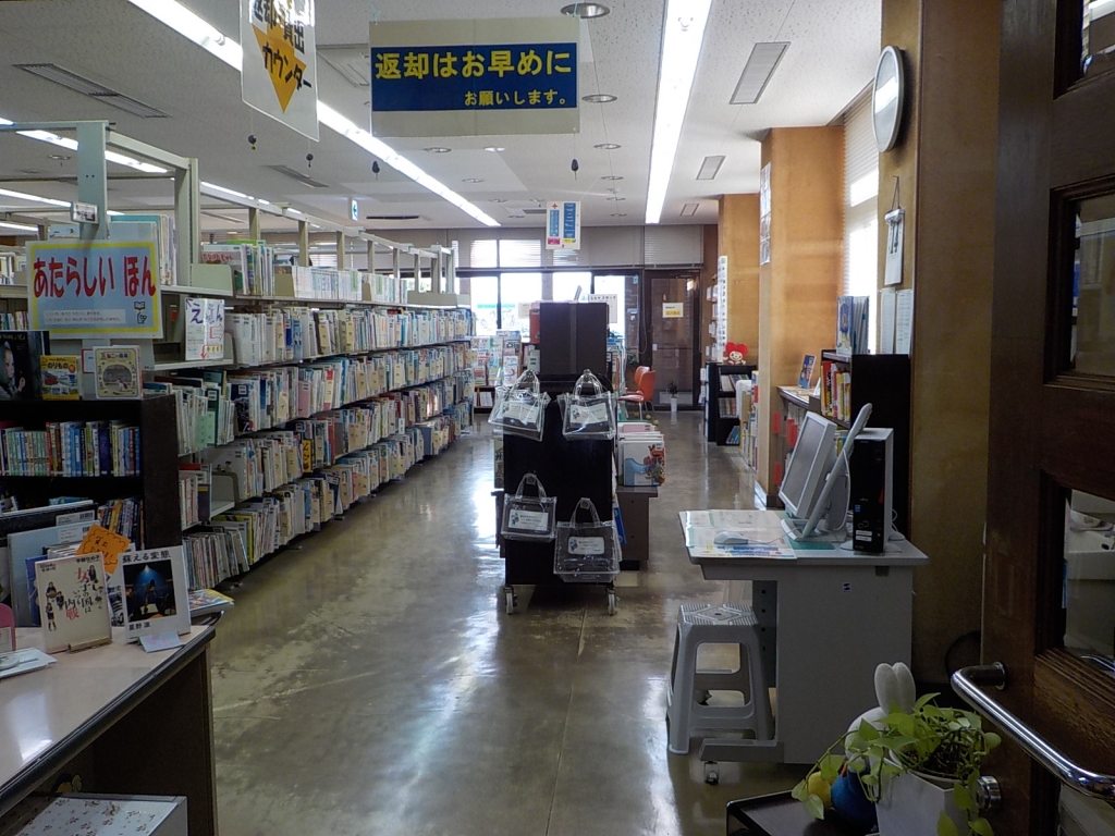 図書室書架の別角度からの画像