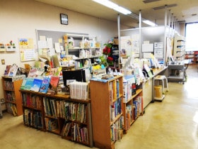 図書室カウンターと書架の画像