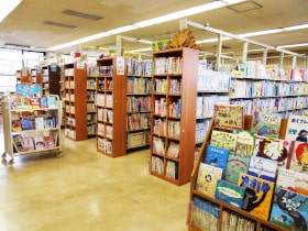 図書室書架の画像