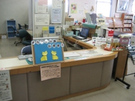 図書室カウンターの画像