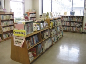図書室書架の画像
