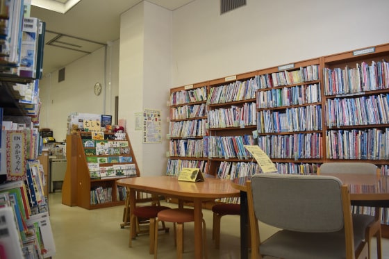 図書室閲覧席の画像