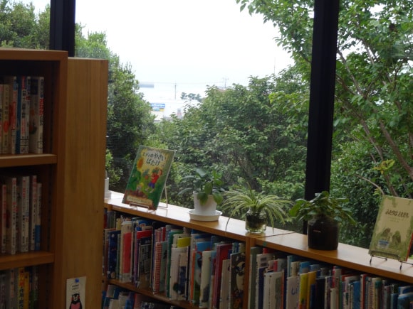 図書室書架の画像