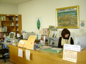 図書室カウンターの画像