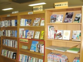 図書室書架の画像