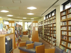 図書室一人がけ椅子の閲覧席と書架の画像