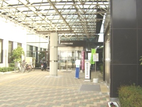 公民館正面入り口の画像