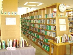 図書室書架の画像