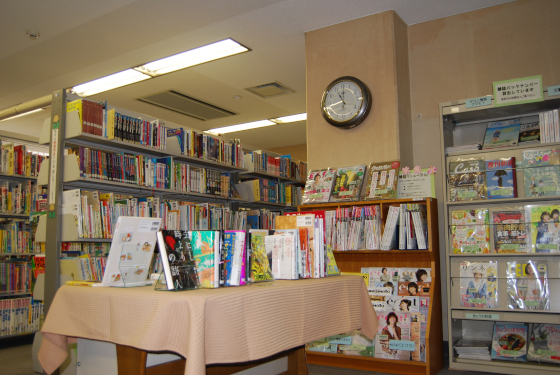図書室書架の画像