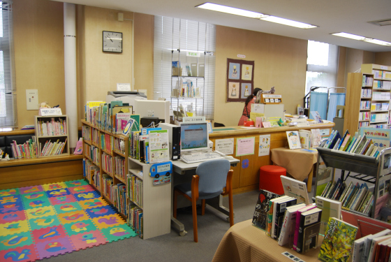 図書室カウンターの画像