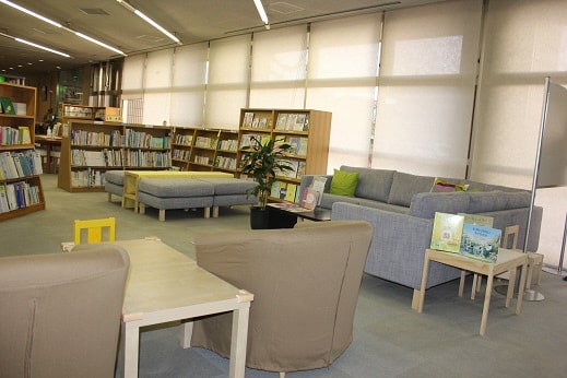 図書室閲覧席の画像